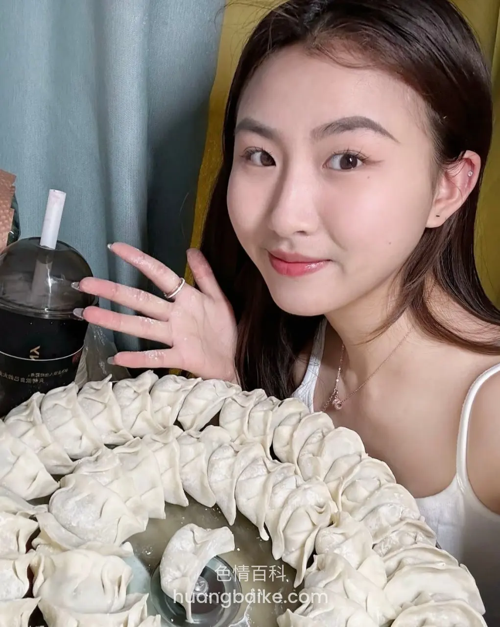 桌上摆一圈饺子，手指比心对着镜头