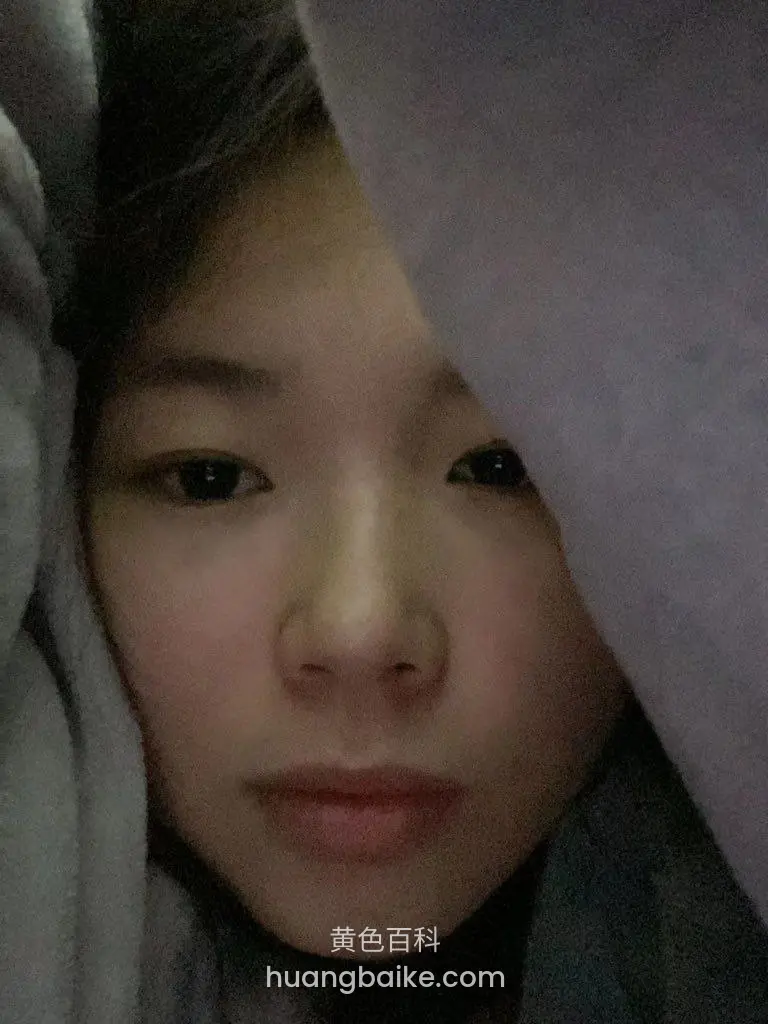 被子下只露半张脸看镜头