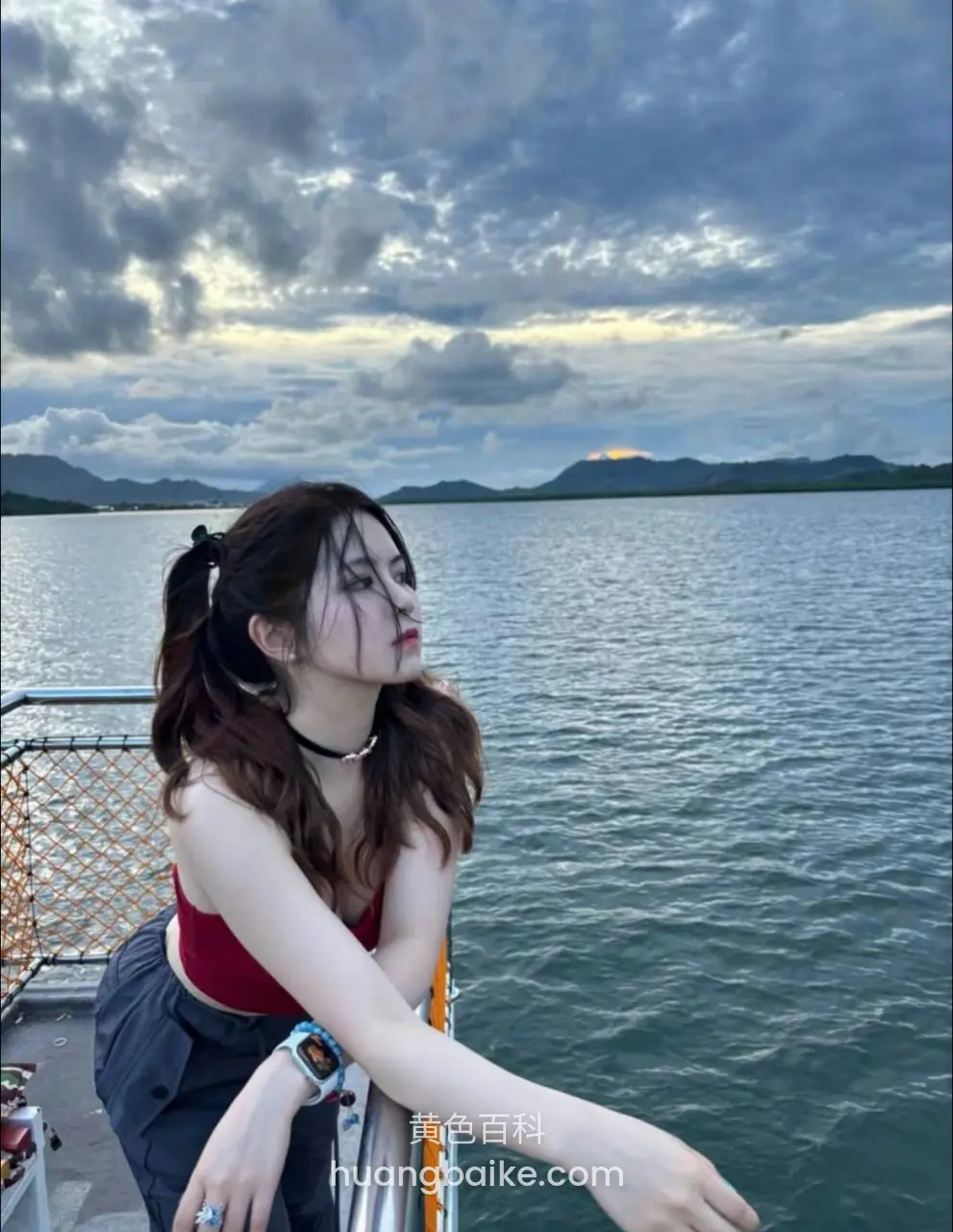 船上栏杆边望向湖面和远山