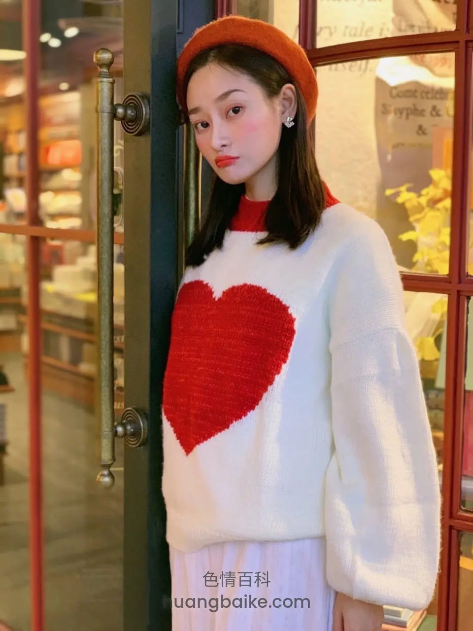 店门口靠门框站立，头上戴着橙色贝雷帽