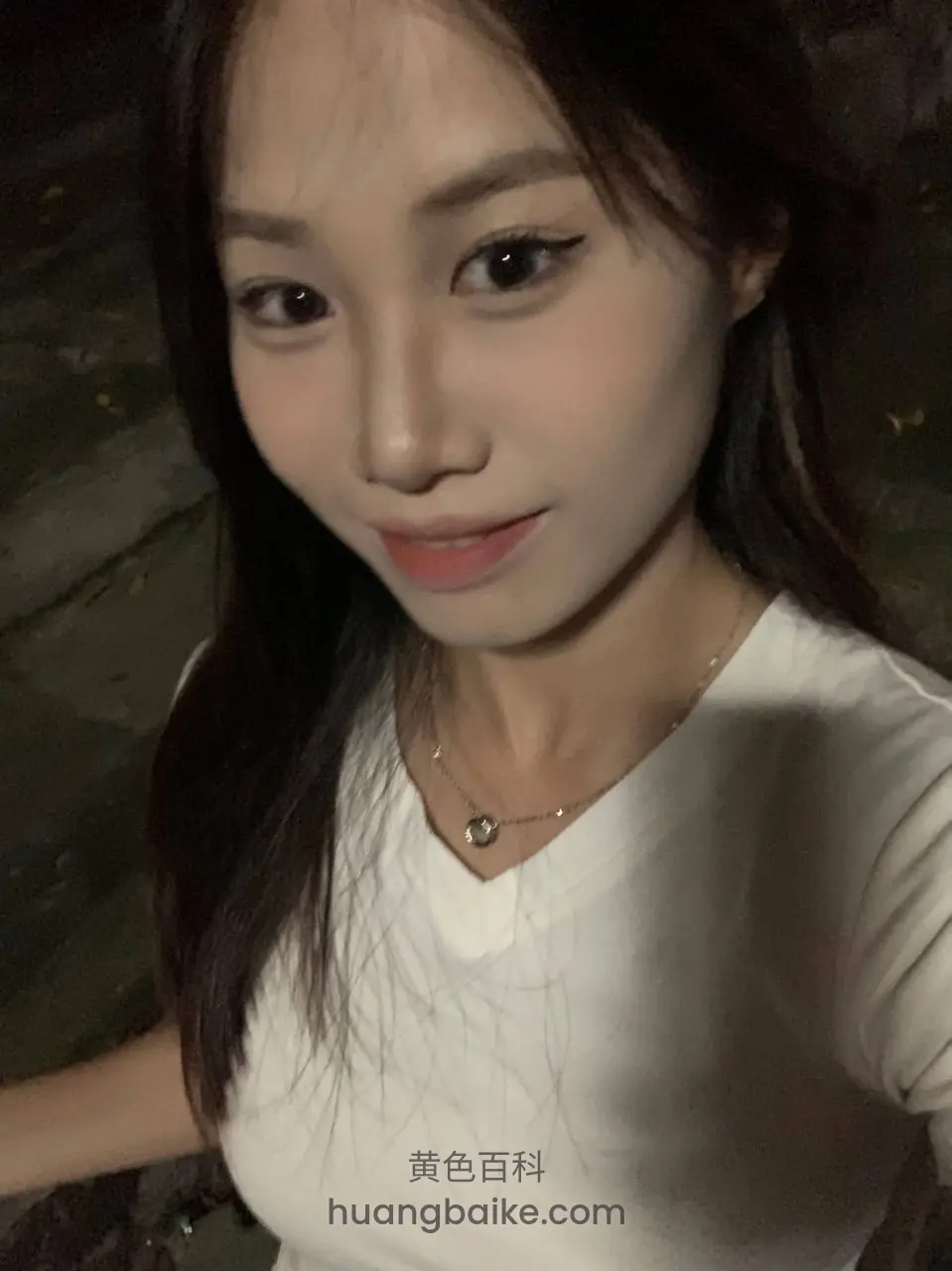 夜里户外自拍，背景是石板地