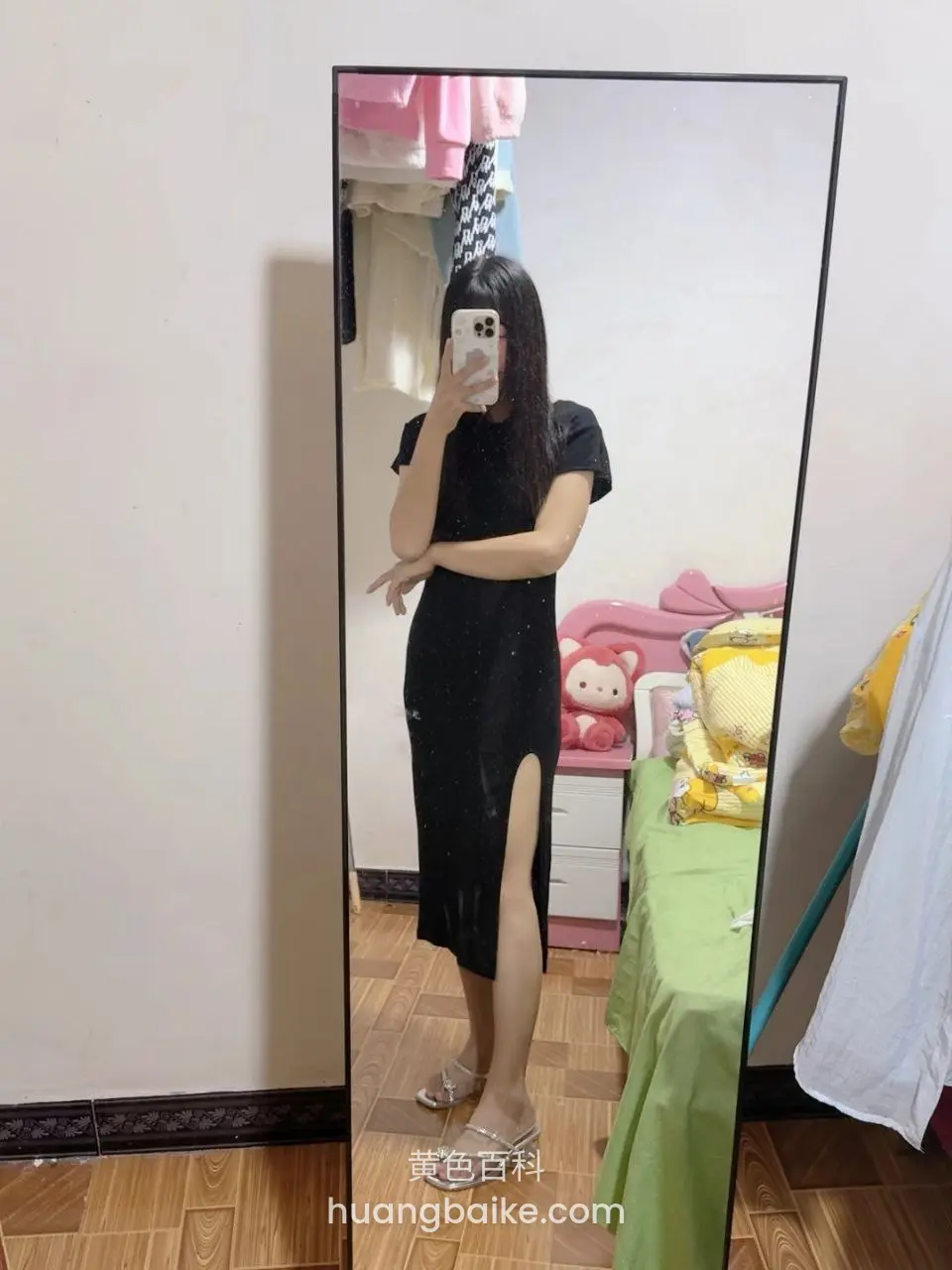 卧室里全身镜前，手机挡脸