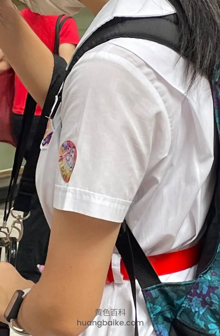 超嫩大一新生眼镜妹线下和金主见面，嫩胸粉鲍，一见面就开始干柴烈火模式