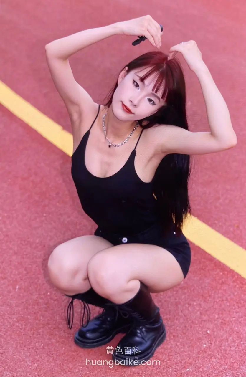 操场黄线上蹲下摆弄头发