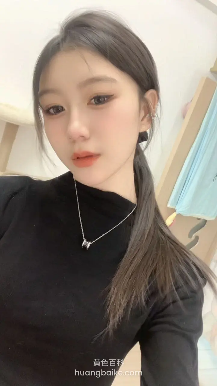 黑衣自拍，银色项链挂在脖子前