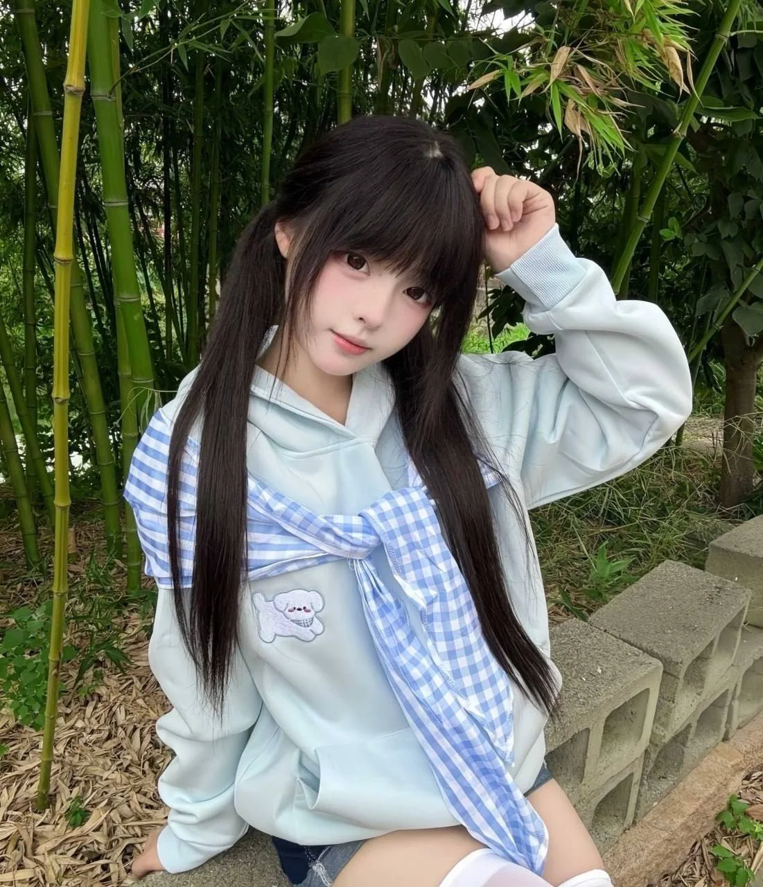 女孩在竹林边手撩头发