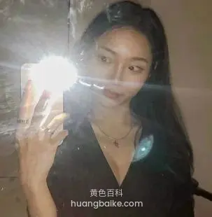 手机闪光灯自拍，镜头对着镜子