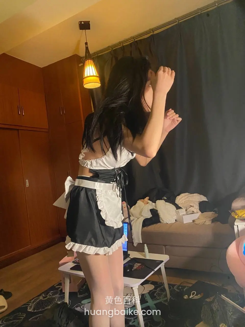 房间里站着整理头发，面前小桌