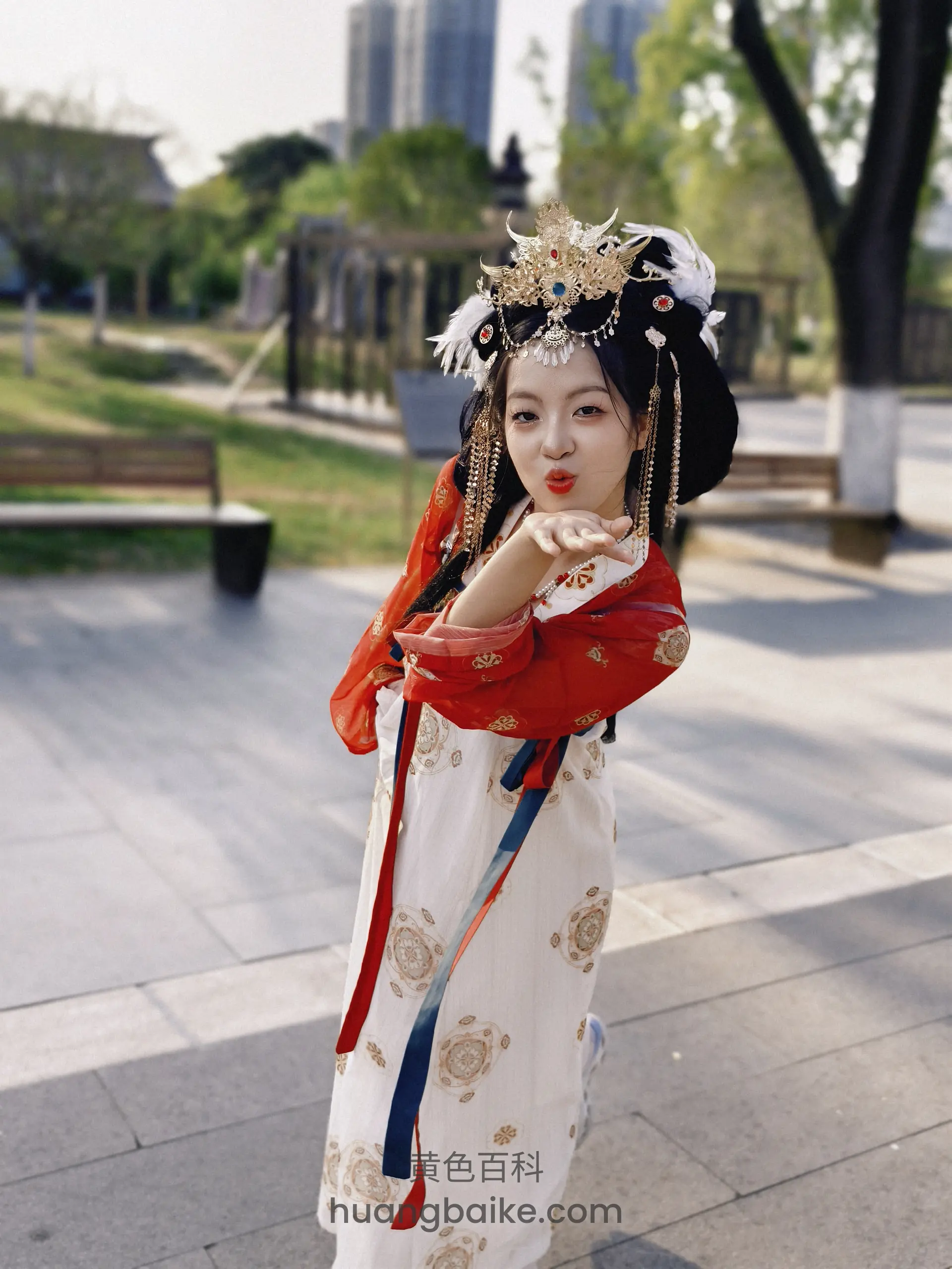 公园里汉服女子嘟嘴比手势