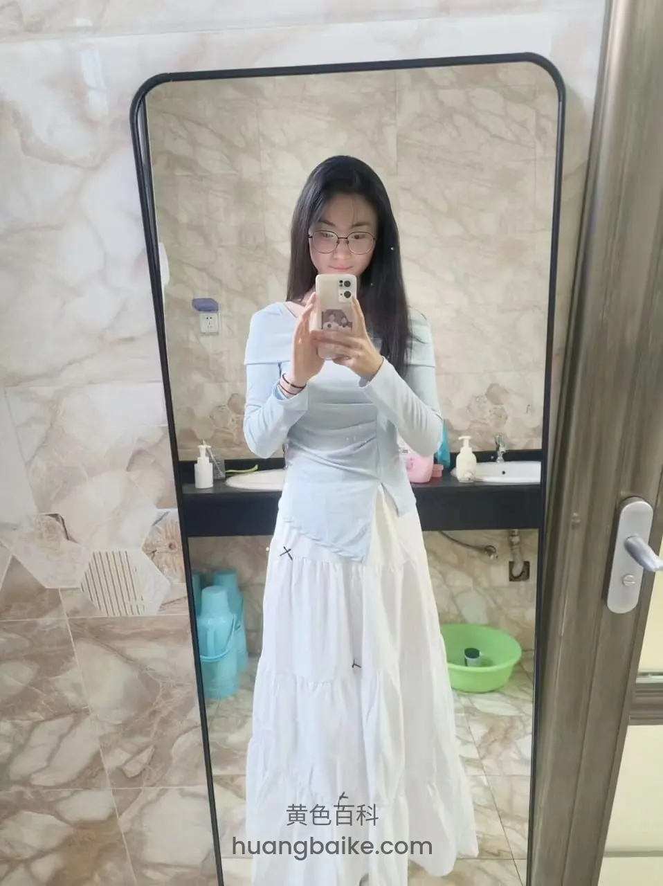 卫生间镜子前举手机自拍