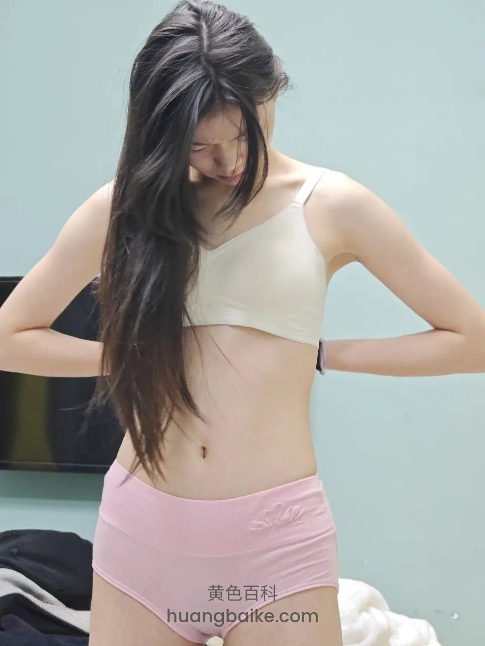 穿粉色内裤拉着衣角低头看