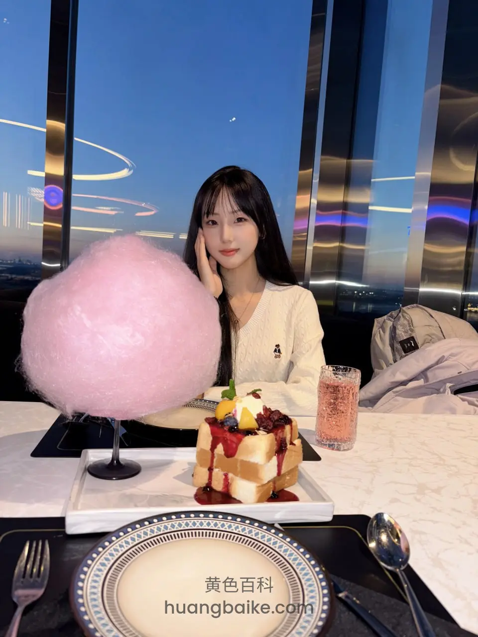 高楼餐厅大落地窗前，桌上摆着棉花糖和甜点