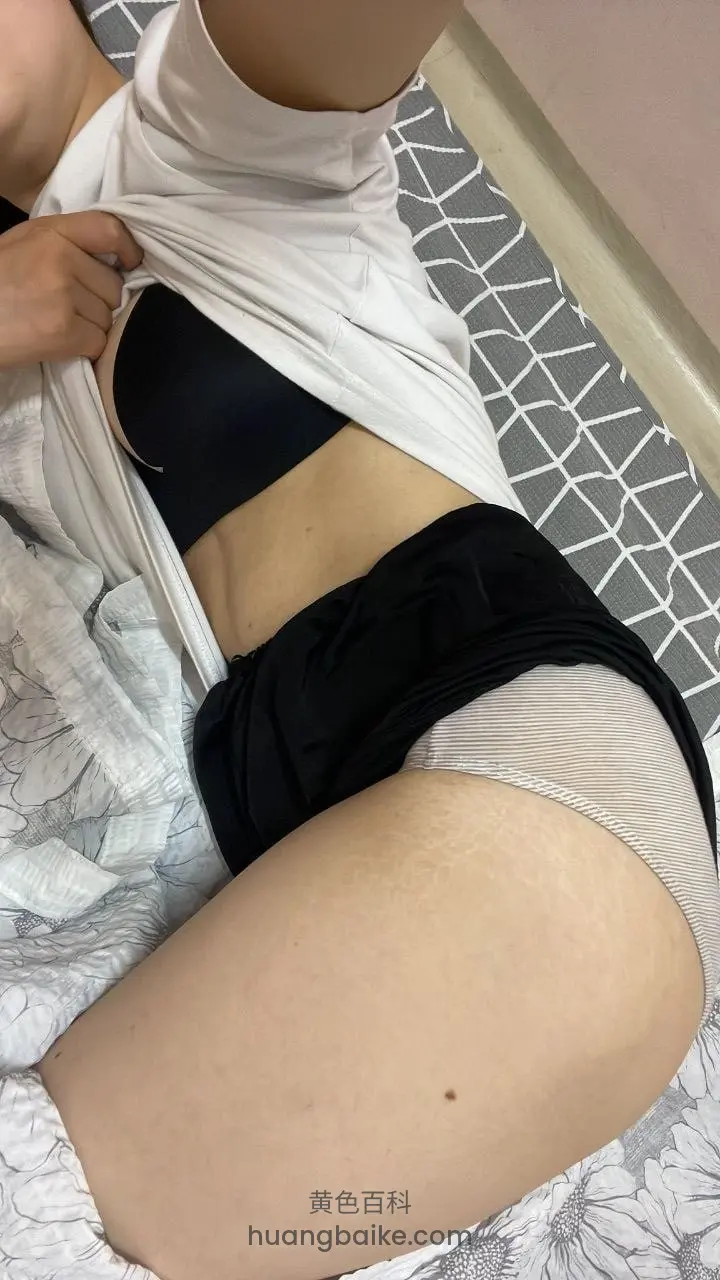 床上掀起白外套露出黑内衣和腰部