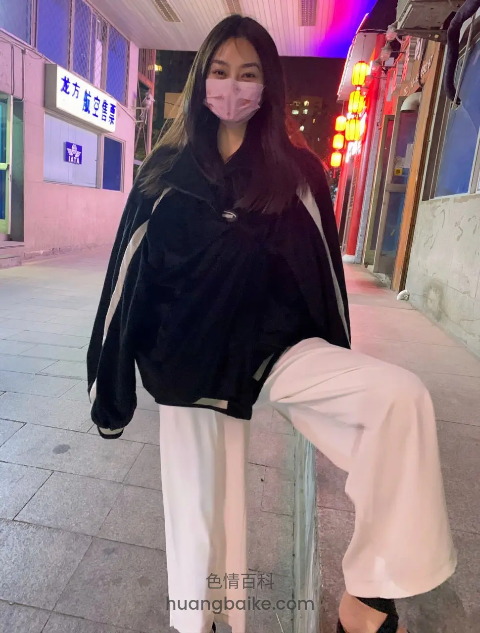 夜市骑栏杆，身后红灯笼