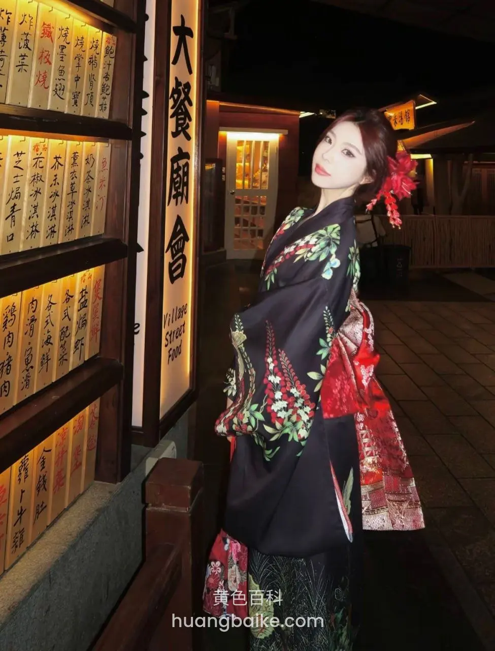 站在日式街头食肆前回头看镜头，大餐廟會字样
