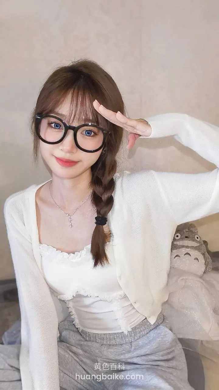 眼镜妹比V手势对着镜头