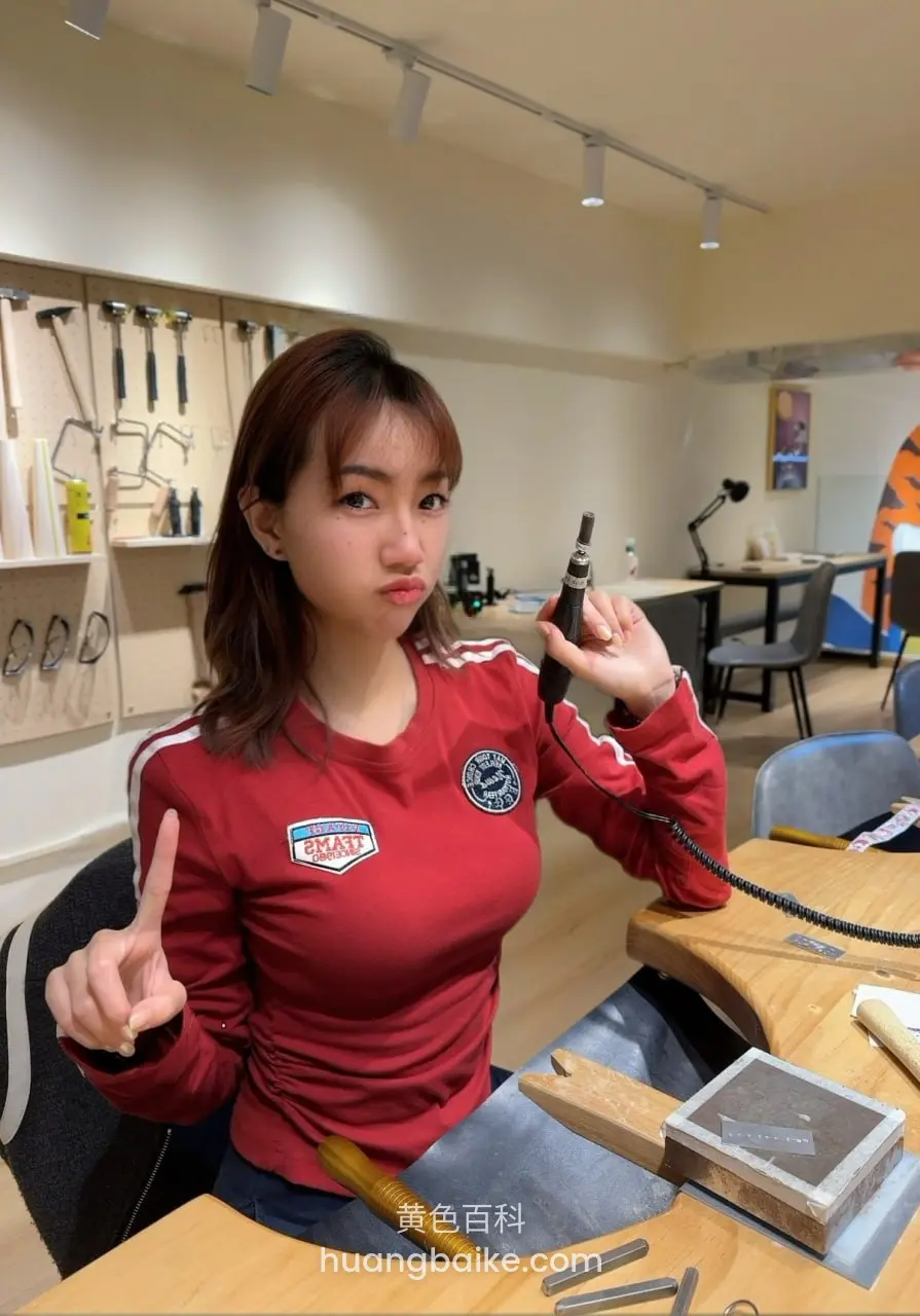 车间举工具和手势看镜头