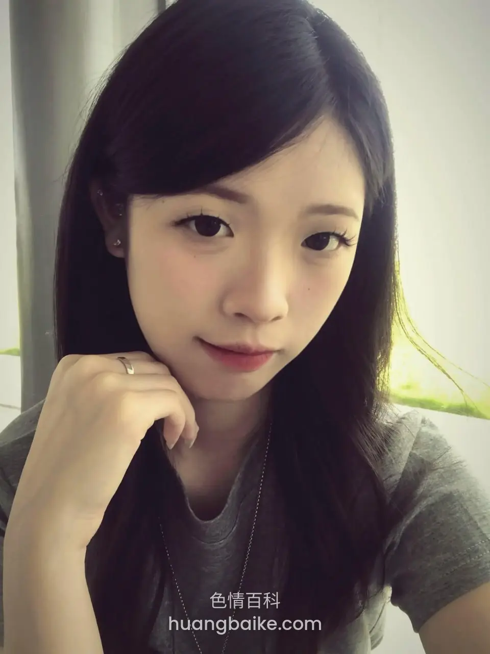 手托下巴看镜头