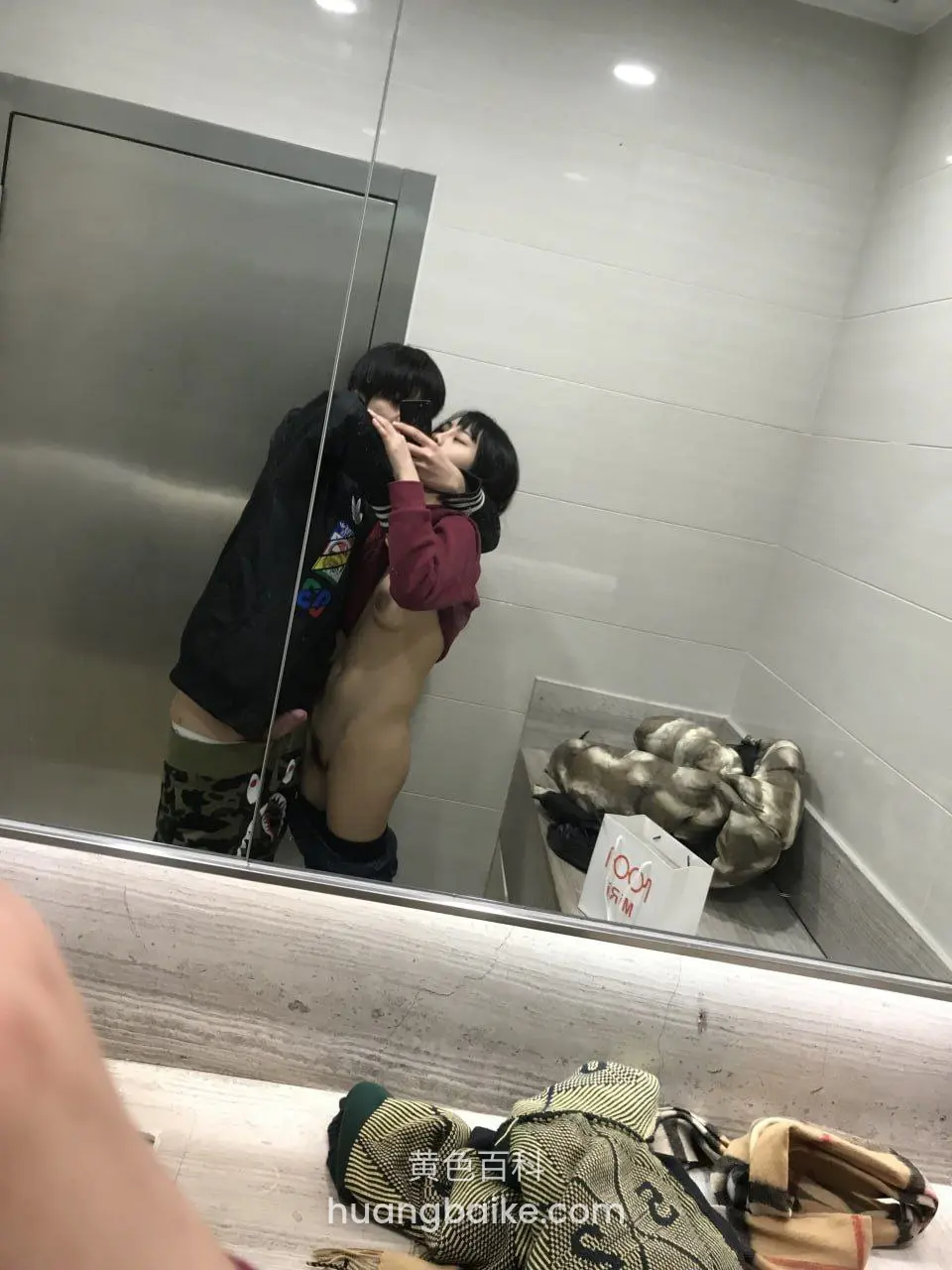 卫生间镜子前,男友从后抱着她