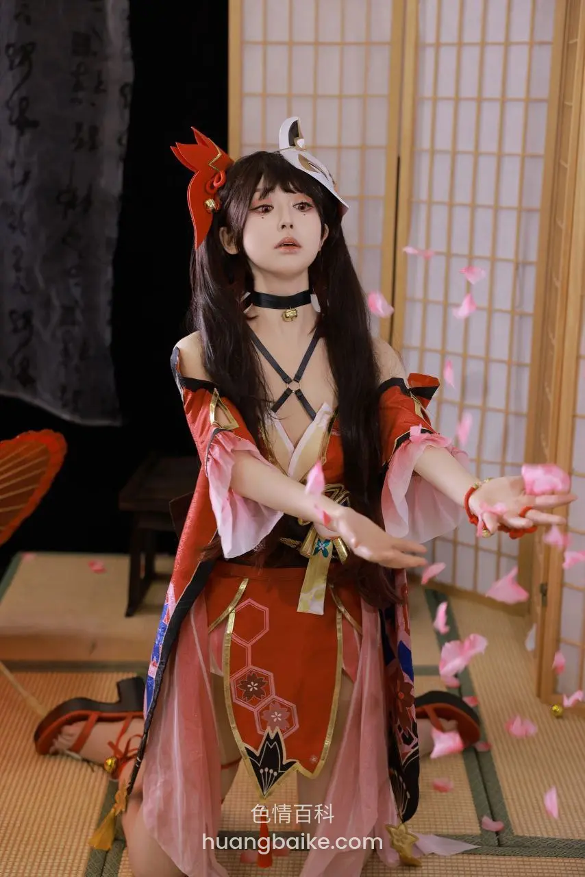 日式房间里撒粉色花瓣，身后有屏风