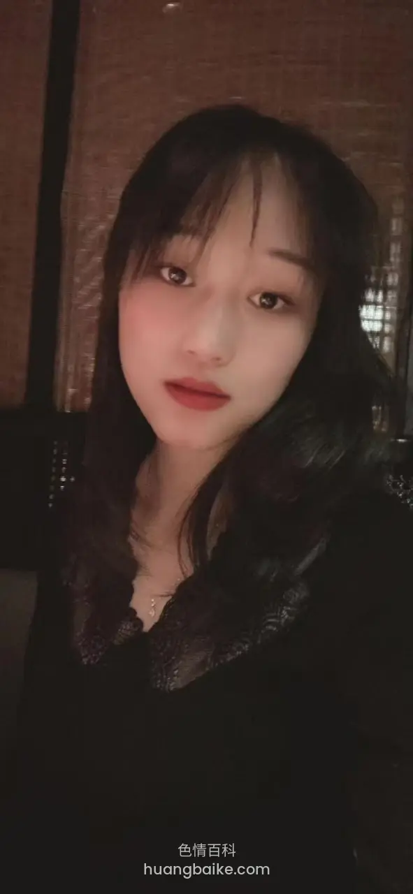 室内昏暗光线前自拍，脖子戴着项链