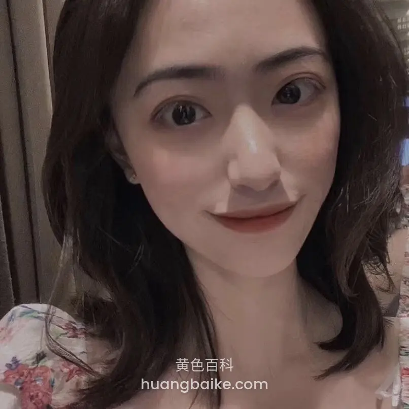 镜头怼脸自拍，眼睛瞪大看着