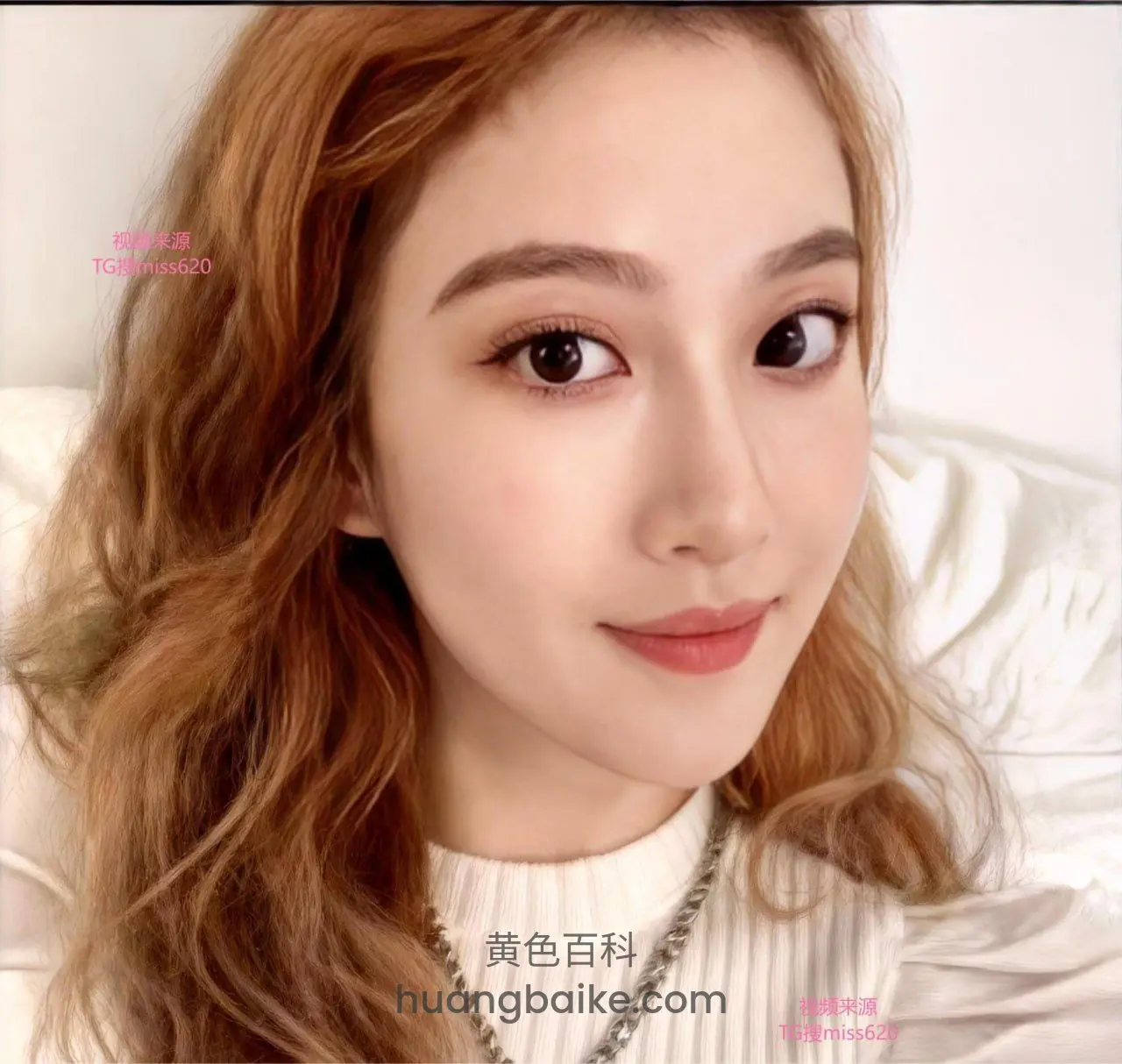 棕发女子侧头看镜头