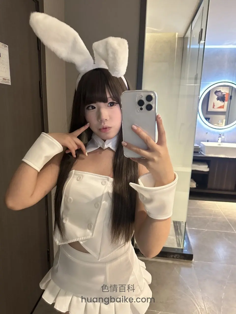 浴室门口举着手机自拍，手指比V
