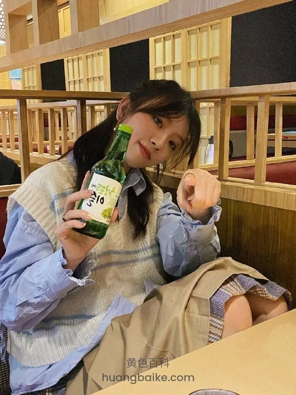白天在景点摆姿势拍所谓艺术照_镜头里还是那副文静样子一到晚上就把人按在身前狠狠含进去