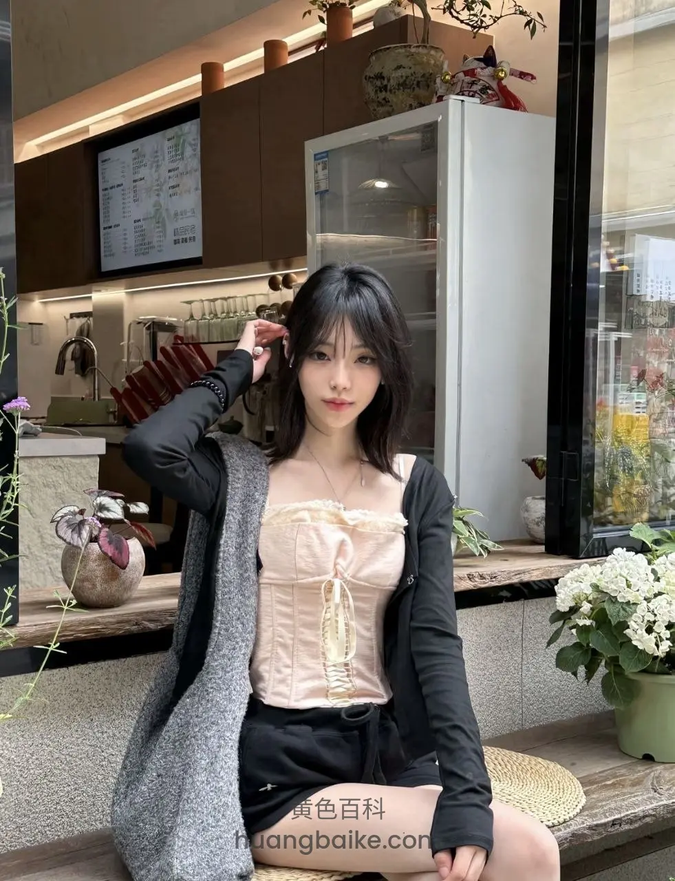 咖啡店窗边坐着，手指撩头发