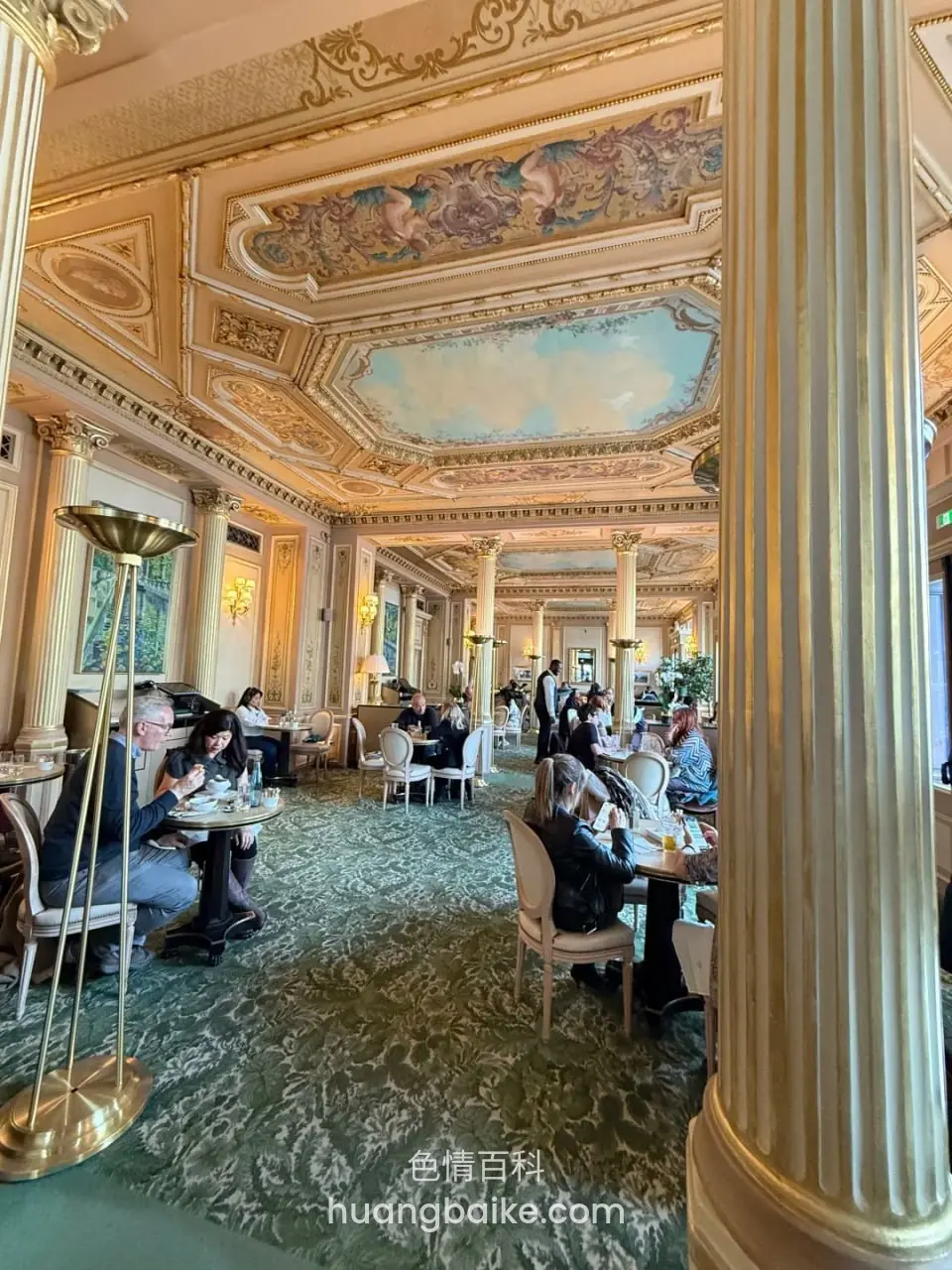 金色大厅全景，从柱子间拍向远处顾客