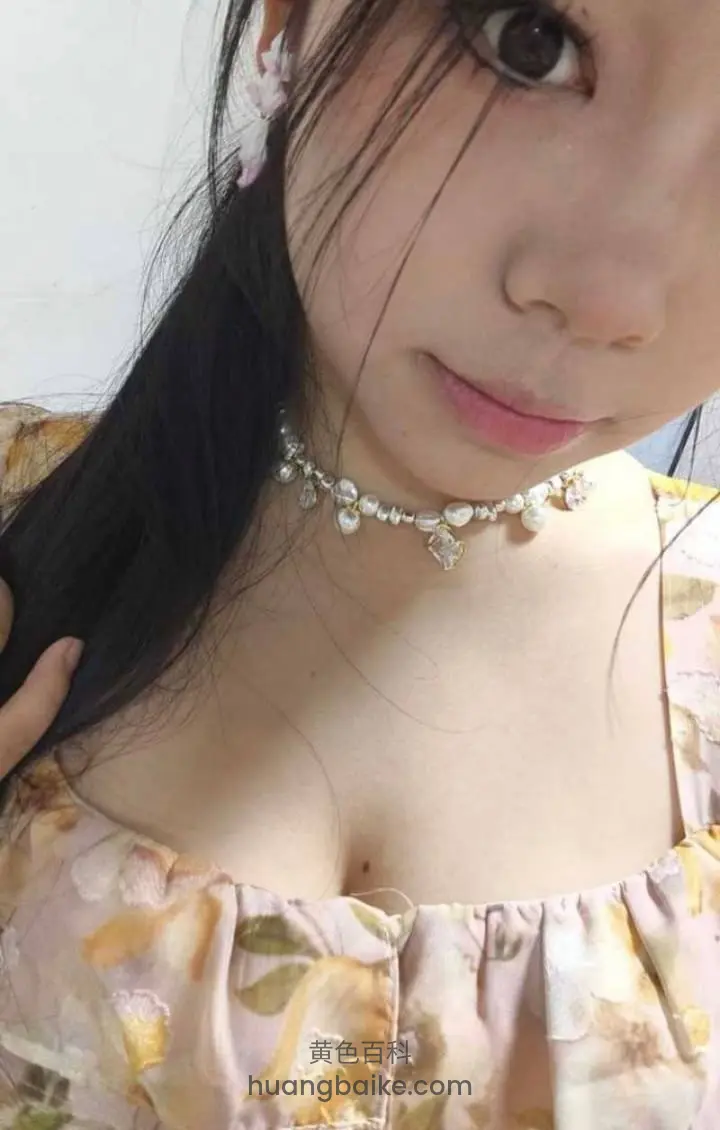 江苏一学生妹约炮还演有男友的第一次，实际见面骚到爆自己骑上来狂扭。