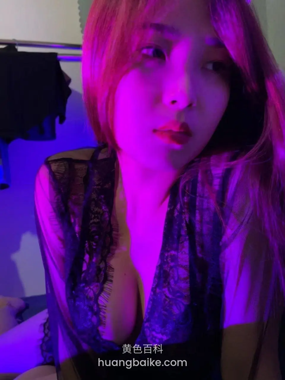 紫光灯下，手机举高自拍