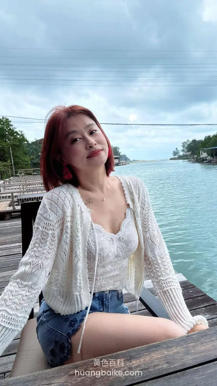 海边木板上坐着看远处