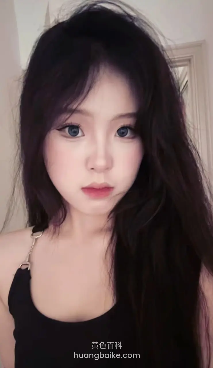 长发女孩蓝眼看镜头