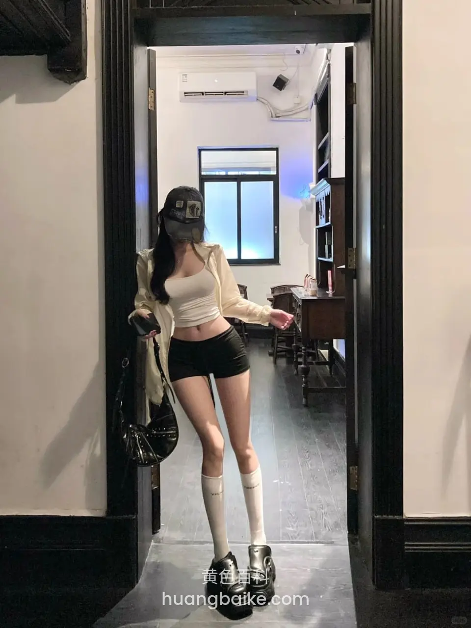 门框里站立提包手扶墙壁