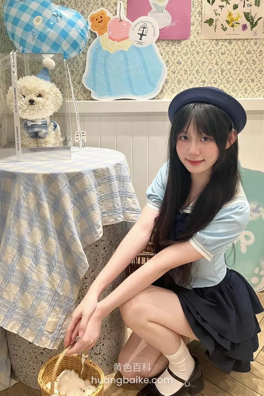 蹲在桌边伸手抓篮子里的东西