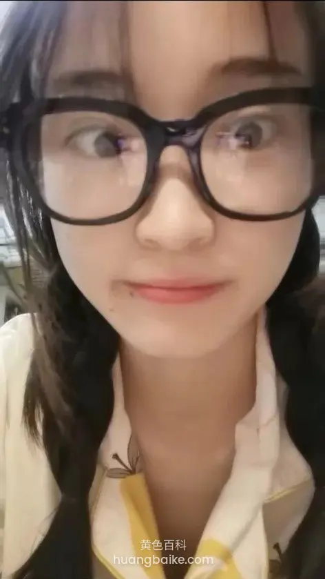 黑框眼镜近距离自拍，眼神往旁边看