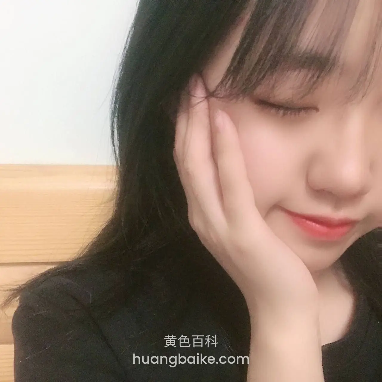 木板背景侧脸，手托着脸