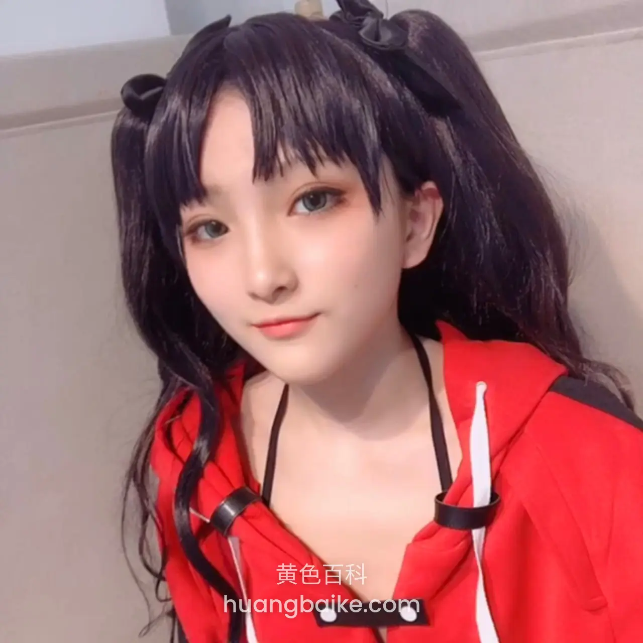 室内墙边低头看镜头