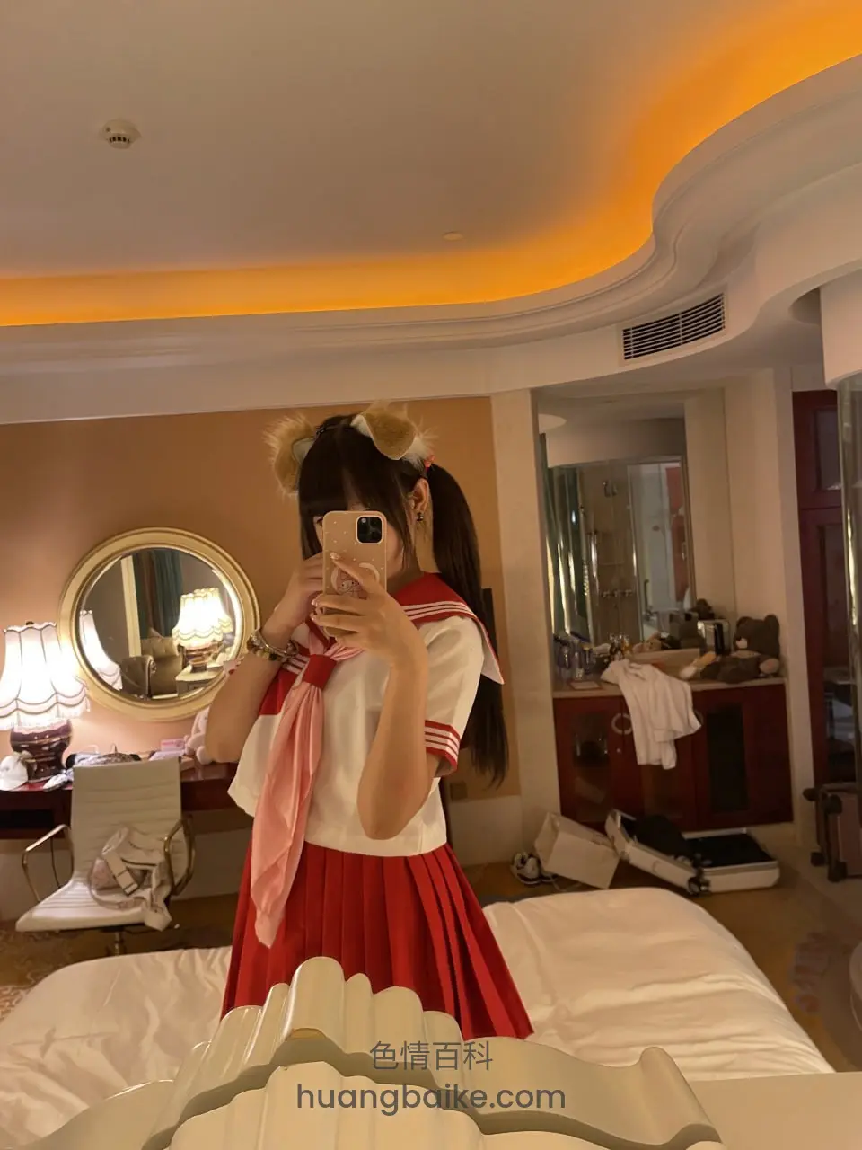 酒店房间里站着拍镜子，床在镜头前方