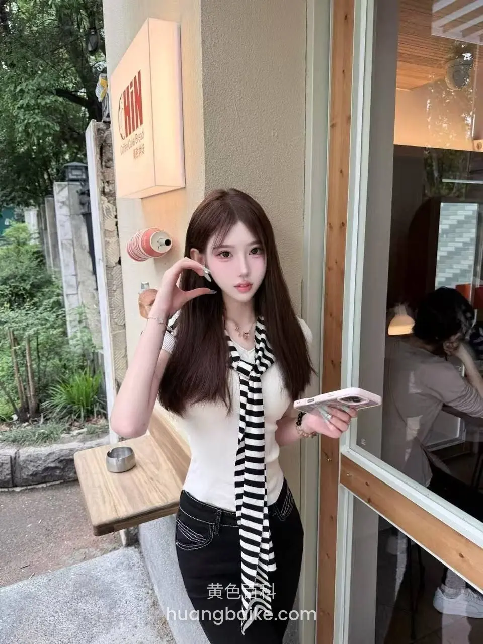 店门口举手机自拍