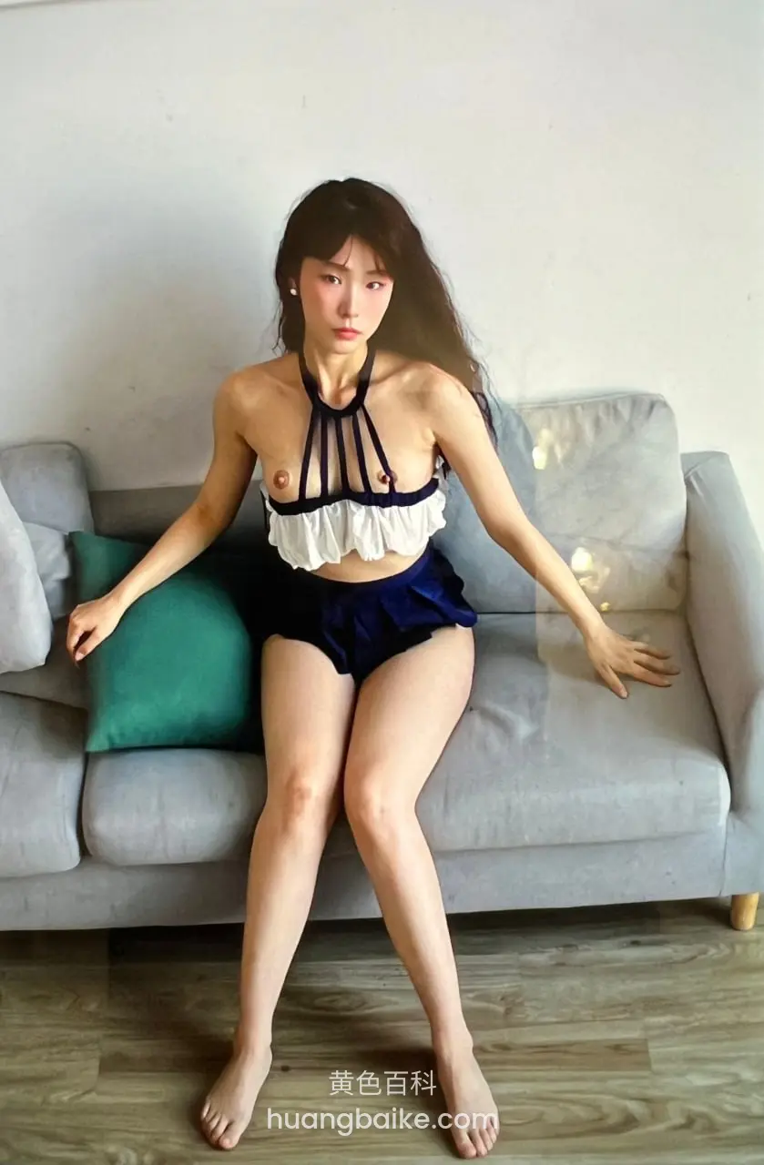 沙发扶手撑着向前看