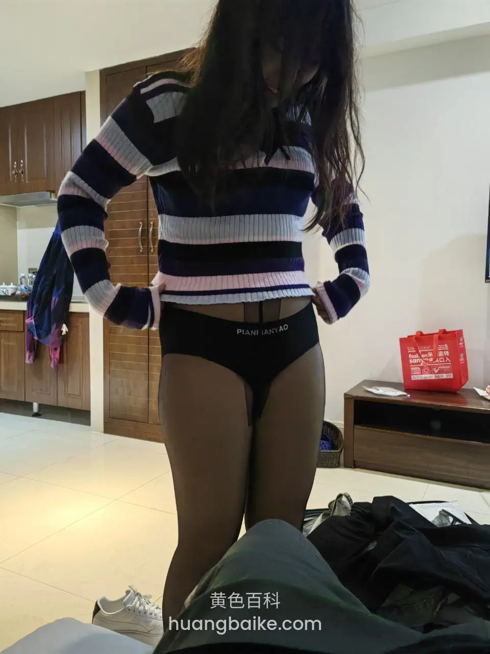 厨房里双手叉腰站着，内裤写着PIANI JIANIAO