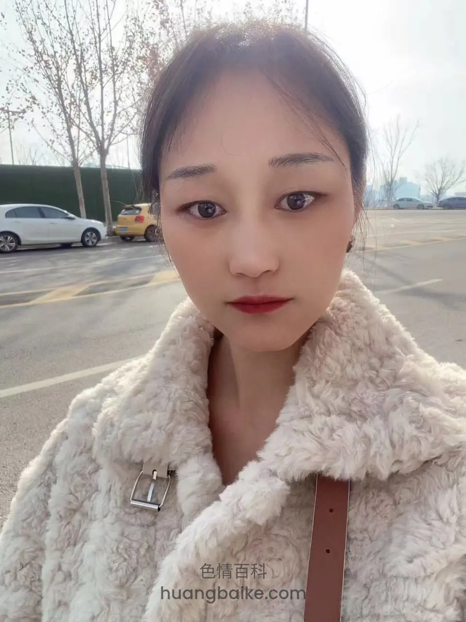 户外停车场自拍，远处白车和黄车停着