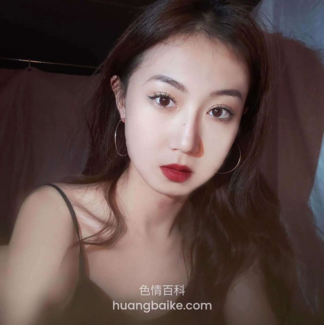 昏暗房间里侧头看镜头