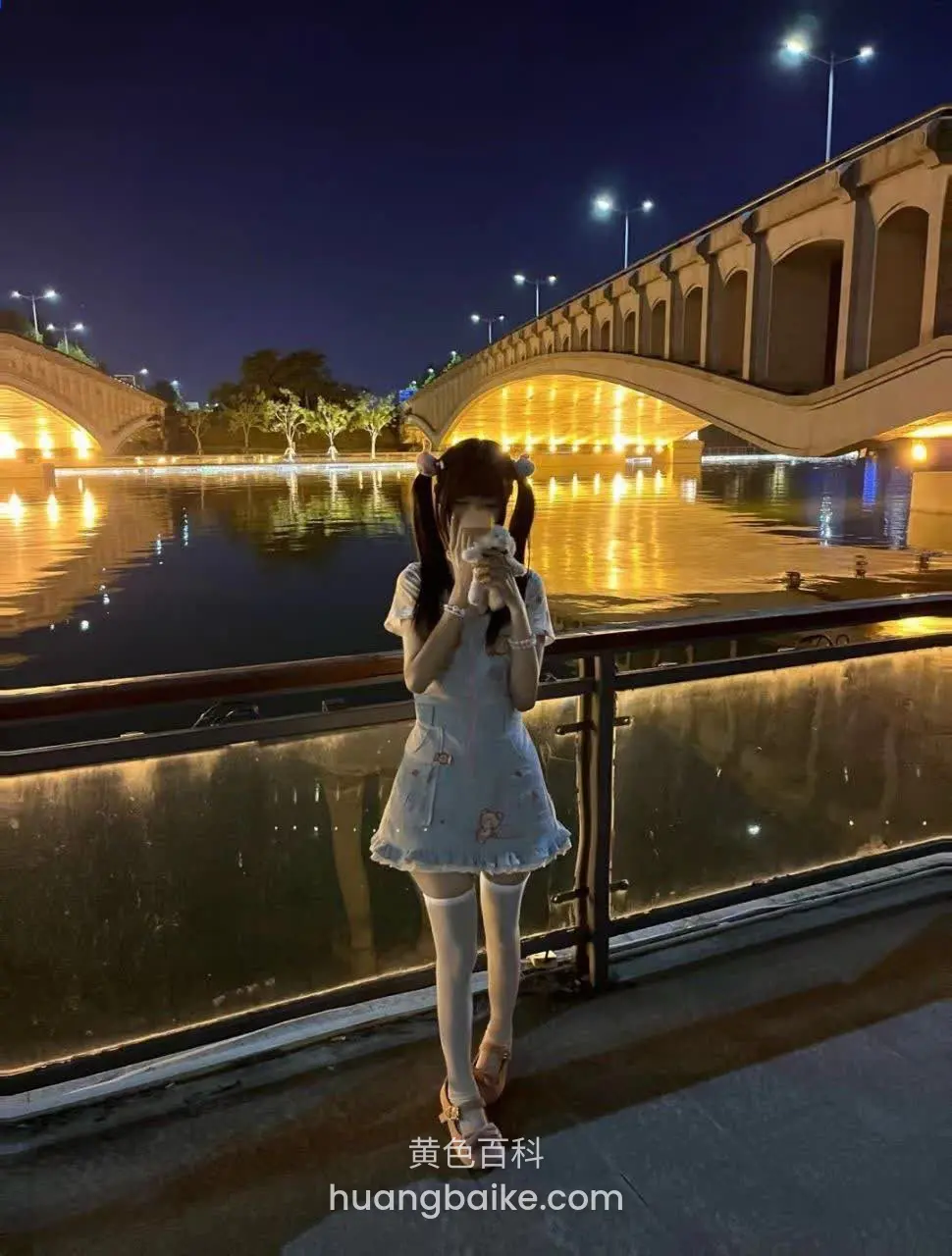 夜间河边桥下举手机自拍