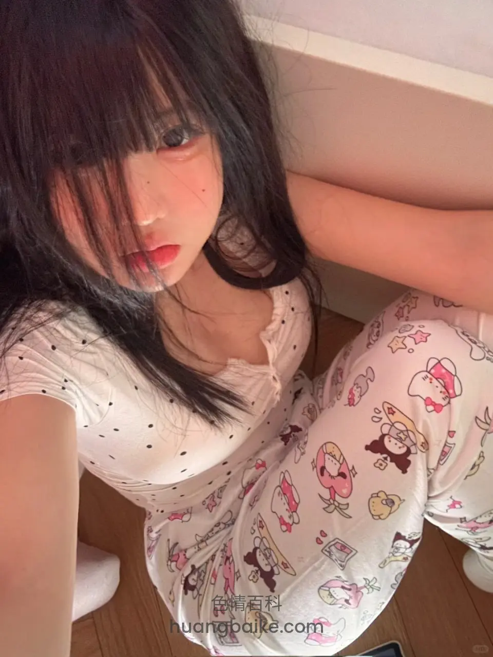 卧室地板上低头看手机，Hello Kitty 睡裤
