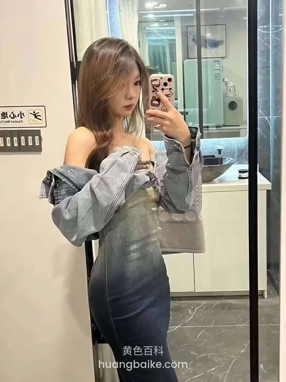 卫生间镜子前举手机自拍，墙上贴着禁止吸烟
