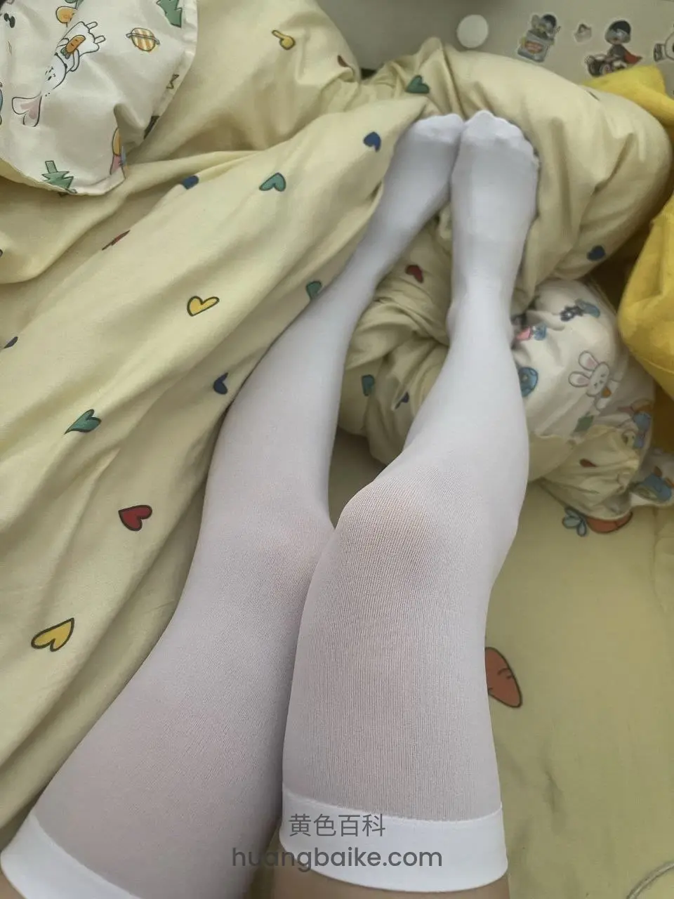 被窝里两条腿并拢，白色过膝袜特写